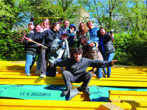 Lire la suite à propos de l’article A Madrid, les DSAA1TH participent à l’auto-construction de 2 salles de classes de l’Ecole Supérieure de Design.