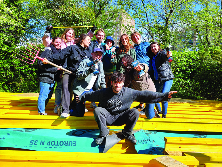 Lire la suite à propos de l’article A Madrid, les DSAA1TH participent à l’auto-construction de 2 salles de classes de l’Ecole Supérieure de Design.